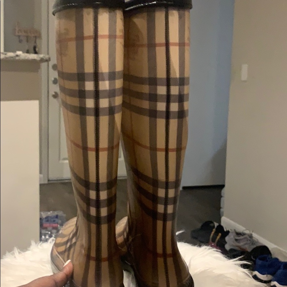 Burberry rain boots - Picture 3 of 7